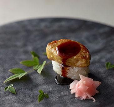 ■KYOTO Cuisine (フォアグラ寿司）
弊館のスペシャリテな一品。
吟味した素材にまっすぐにアプローチし、なによりもその食材本来のおいしさを大切にしています。