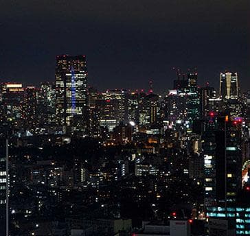 東京・渋谷という大都会にありながら、周囲に遮るもののない素晴らしい眺望。朝焼けに輝く摩天楼、エネルギッシュに躍動する渋谷の街並み、夕焼けに染まる富士山、宝石箱のような煌く夜景…。