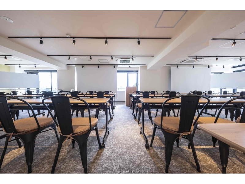 【ホワイトボード・スクリーン・司会台など備品類が充実】 - TIME SHARING 新宿御苑前 壱丁目参番館8Aの写真