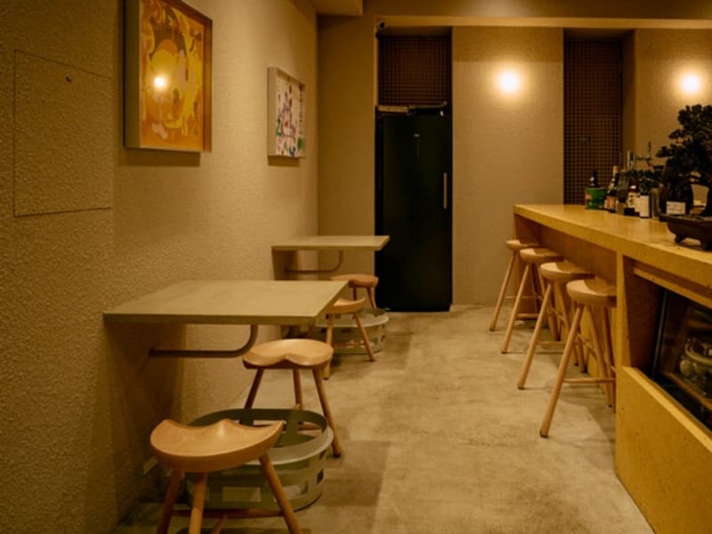 柚子のような黄色がテーマカラーのおしゃれな店内