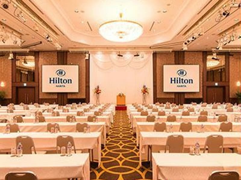 ロイヤルホール:スクール形式(会場イメージ)
大型スクリーンを配備しての会議・研修にご利用ください。高さ60センチのステージもご用意しております。