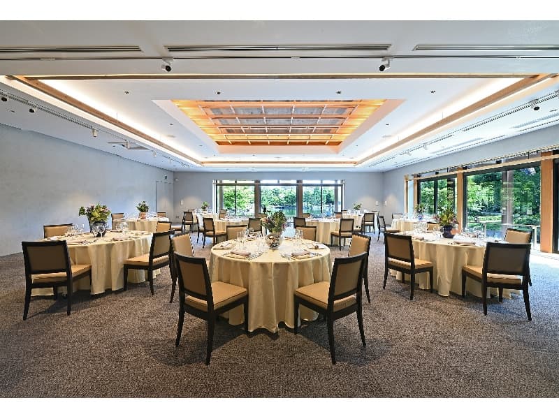 【ガーデンホール】＜ランチ＞
B1階　着席100名様　立食120名様　面積159㎡
ジャパニーズモダンなデザインが調和するメインバンケット



