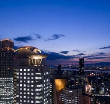 大阪市街を一望できる35階からの絶景。晴れた日には遠く六甲、生駒の山並をも見渡せる素晴らしい眺望が魅力です。