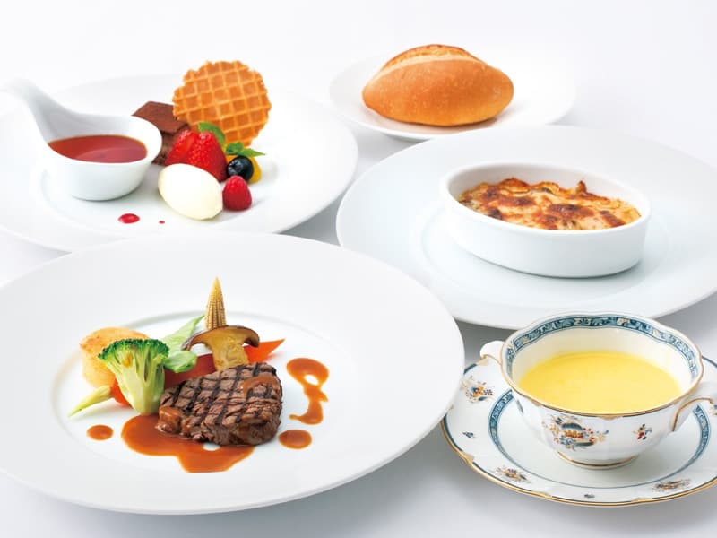 子供料理　￥5,000 （￥6,325/消費税10%・サービス料15%込）
●［コース仕立て］本日のスープ／オマール海老のグラタン／牛フィレ肉のステーキ 野菜添え／バニラアイスとケーキの盛り合わせ／パン