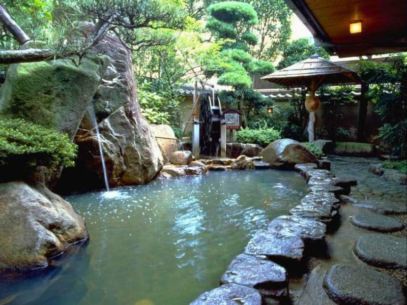 1300年の古都・奈良の空気に染まる庭園露天風呂。
時間とともに表情を変える露天風呂で悠久な時の流れを感じてみてください。
