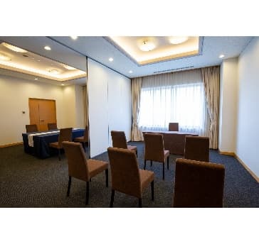 完全2分割でのご利用が可能なため
面接と控室など
多種多様な用途でご利用いただけます