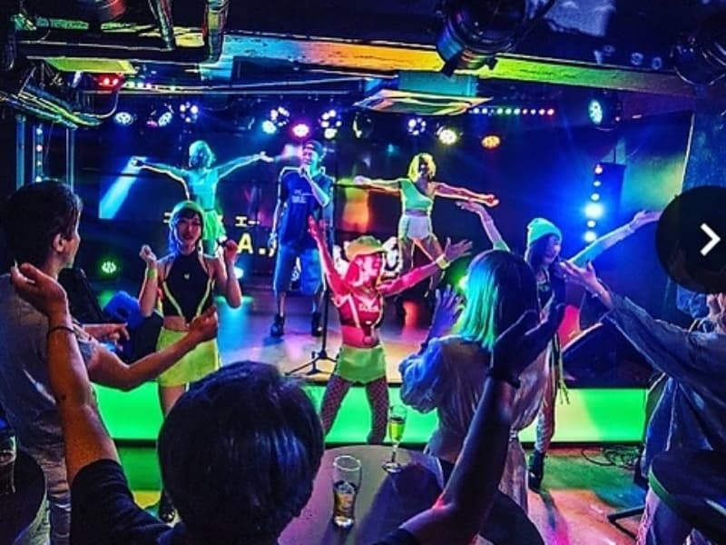 ダンスフロアや座席エリアから音楽を楽しむことができる