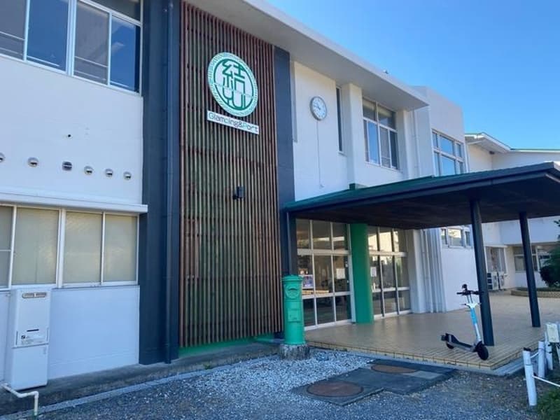 旧小学校をリノベーションした、グランピング施設「結」のエントランス