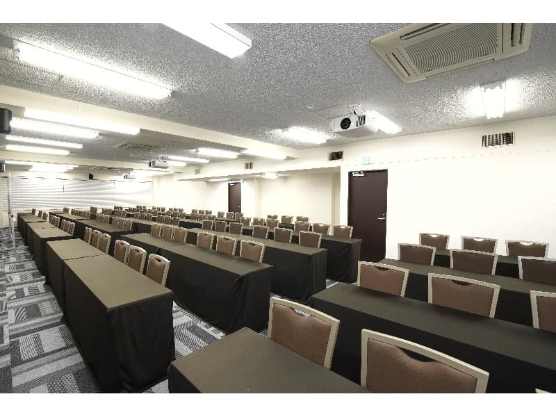 【130名会議室】セミナー・スクール形式
プロジェクター・スクリーン全3台