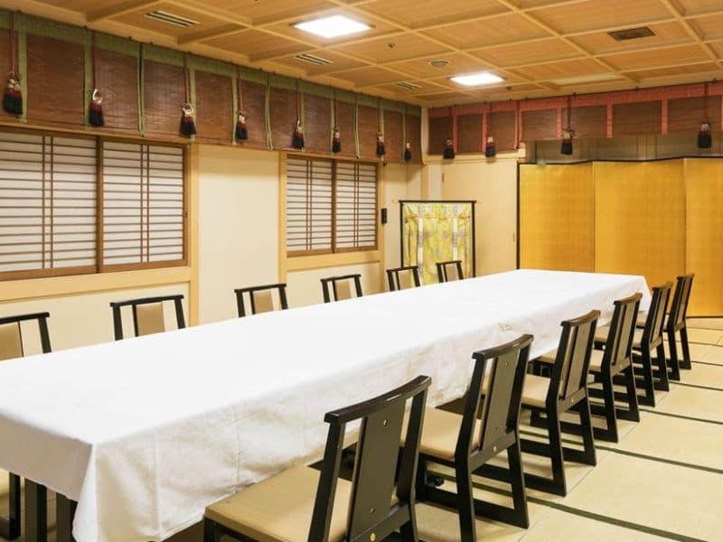 宝来の間
10名程度のお客様がゆったりとご利用いただける和個室。華美すぎない上品な装飾で、大切なおもてなしにもぴったりです。