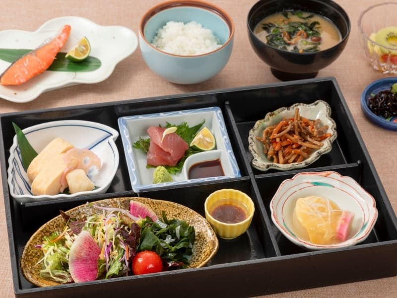 「ご朝食」
朝日が差し込むレストランにて、和定食をご用意いたします。
栄養バランスよく、体が目覚めるご朝食をお召し上がりください。