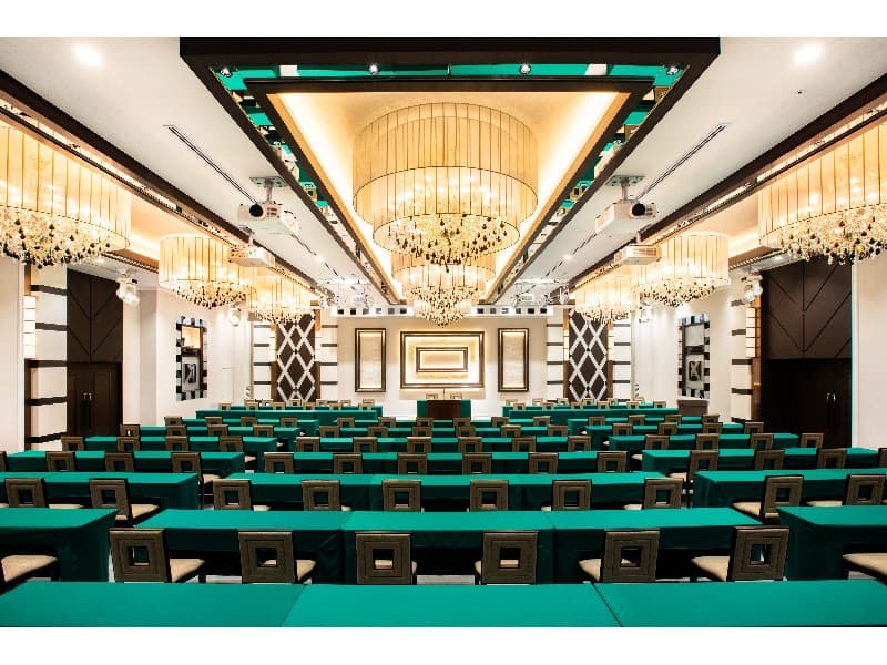 【大宴会場コンコード】
昨年9月にオープンしました「コンコード」はパーティーだけでなく、会議や研修もご利用いただけます。
とても豪華な会場が出来上がりましたので、是非お越しくださいませ。