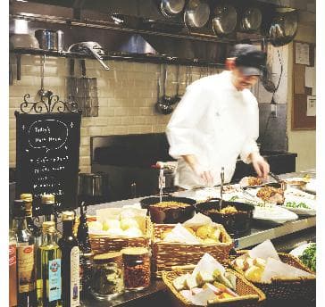 ◆ライブ感あふれるキッチンから運ばれる出来立てのお料理。