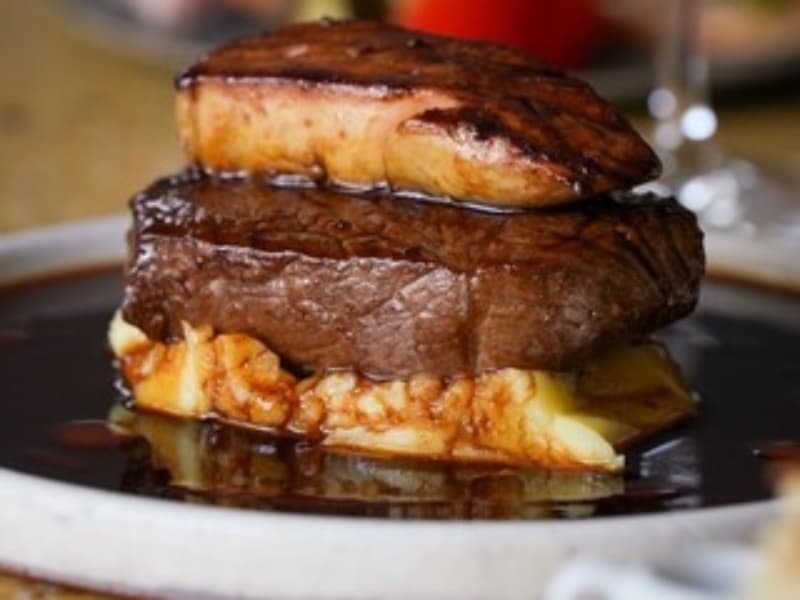 牛肉とフォアグラの料理がランチコースで楽しめる