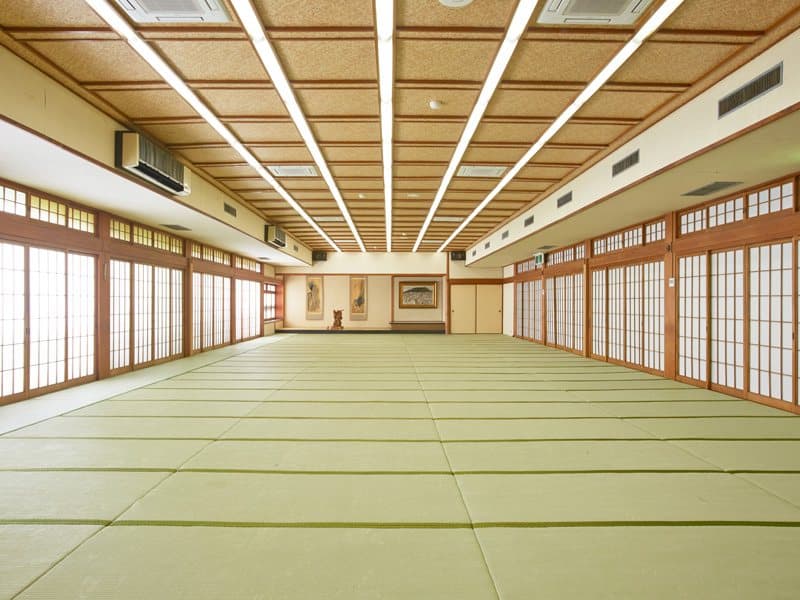【源氏の間】100名様程度ご利用いただける和宴会場。