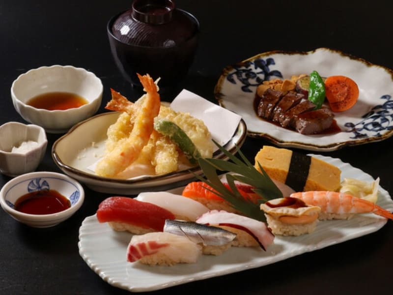 揚げたての逸品も楽しめる、ボリューム満点の本格和食御膳。主菜から汁物まで、満足感のある一膳をどうぞ