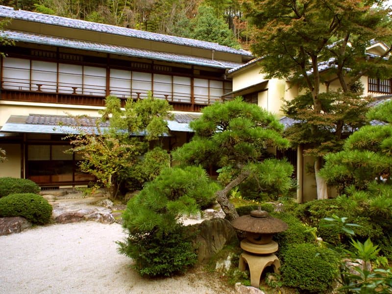 【坪中川】足立全康氏監修の枯山水の庭を眼前に、お食事をお楽しみください。