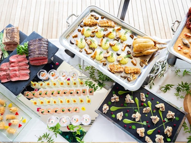 パーティの趣旨やゲストに合わせて、ビュッフェやコース、デザートやお飲み物を最適なスタイルでご提案し、華やかに演出します。