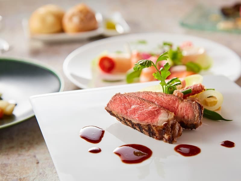 旬の食材を盛り込んだこだわりの一皿