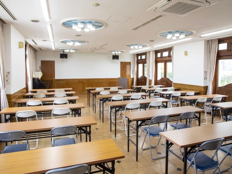 「サロン」
KKR江ノ島ニュー向洋唯一のフリーリングルーム。
宴会・会議・発表会など様々な用途でご利用いただけます。