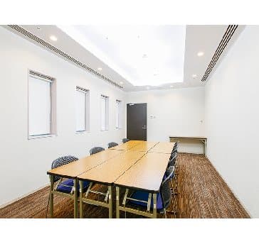 最大シアター型で２２名収容可能です。

お客様の用途に合わせてレイアウトさせていただきます。

採用面接・各種控室・少人数での会議など、多用途にご利用頂いております。