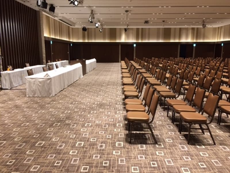 【鳳凰・シアター】シアター形式では、480名名程度、入社式や講演会、各種総会、セミナーなどにご利用いただけます。横断幕や式次第、看板など、会場の広さに合わせた大きさでご用意できます。