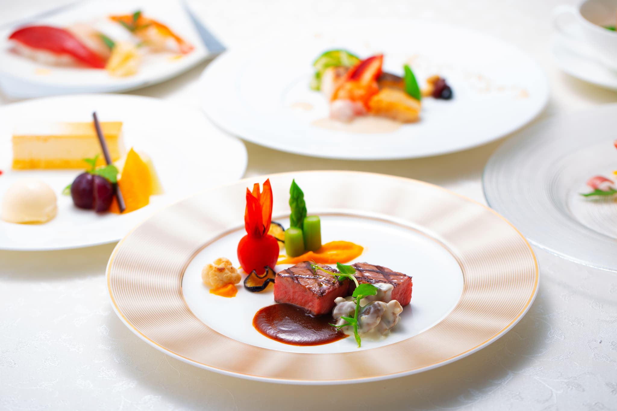季節の食材を活かした彩り豊かなコース料理をお楽しみください。