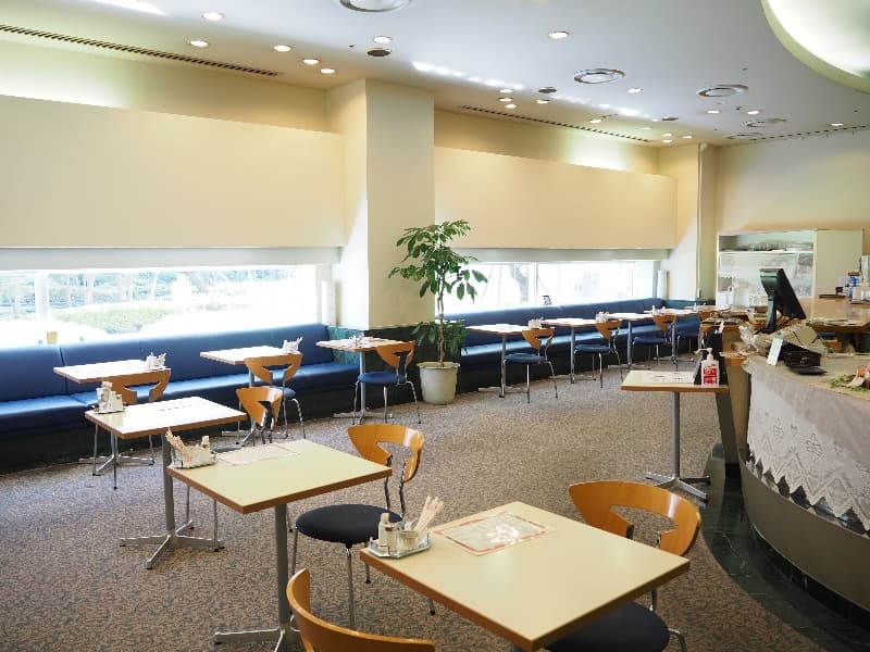 【2階　ティーラウンジ「アクアヴェール」】
立食34名／着席34名
窓のあるティーラウンジでママ会やティーパーティにぴったり。多目的な貸切会場としてご利用できます。