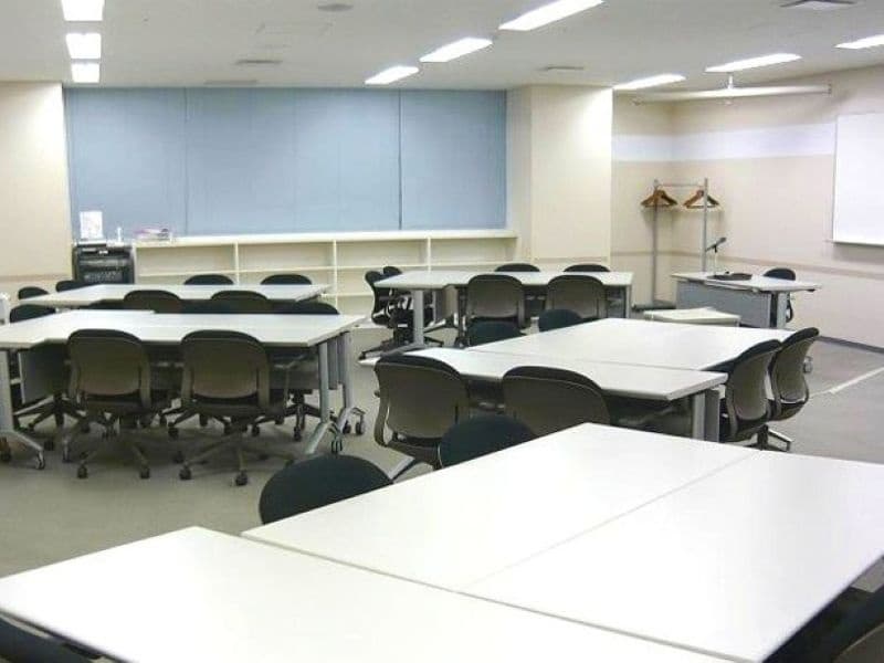 大研修室（100-112㎡）全4室
スクール最大48名　島型最大36名（6名×6島）