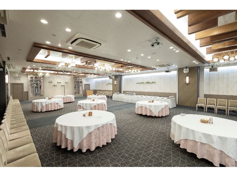 【ストーリア】264㎡/80坪
■着席～120名様 ■立食～160名様
■スクール形式～168名様 ■シアター形式～220名様
立食ブッフェスタイル