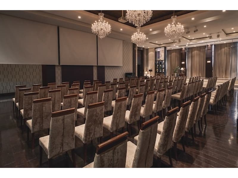 【ニューヨークレキシントン5th邸　セミナー】
表彰式・会議・展示会にピッタリの贅沢空間
バンケット面積	210㎡
天井高	5m
収容人数	立食 30名～180名　 着席 30名～150名
スクール 30名～90名　 シアター 30名～120名