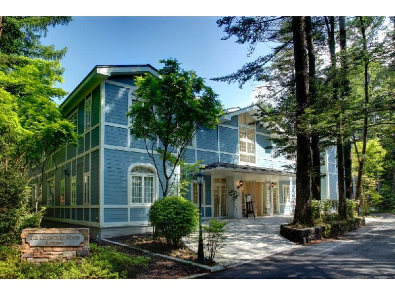 1棟丸々貸切ができるザ･コッツウォルズハウス軽井沢は館内11部屋(33名収容）+60名様までの会議スペースがございます。