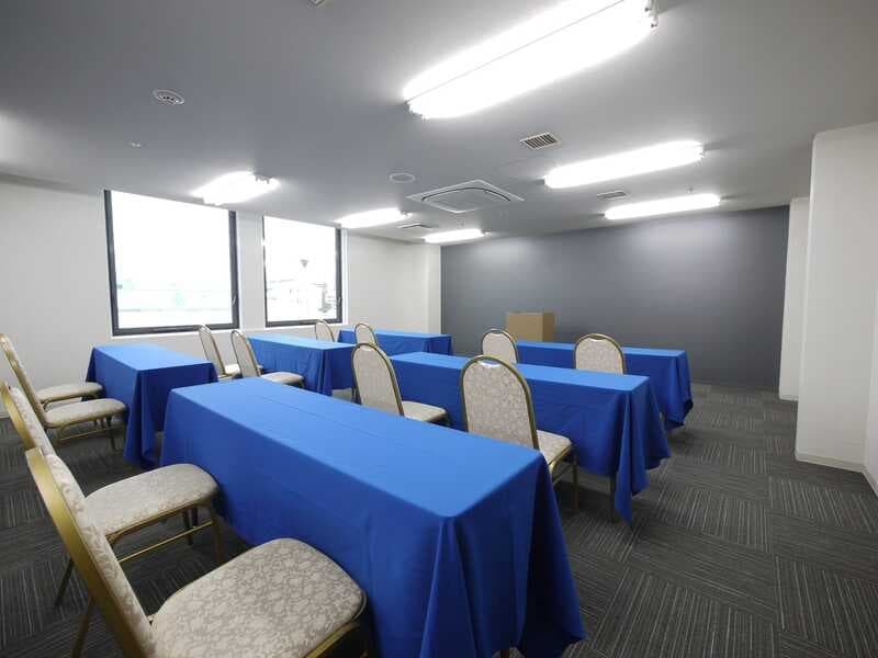 4階 「桔梗」･「菊」･「蘭」･「華」

桔梗　68m²／30名
菊　　45m²／25名
蘭　　30m²／15名
華　　55m²／25名

※各部屋会議室にてご利用の場合
基本料金2時間12,100円(税サ込)