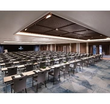 スクール形式最大150名収容可能