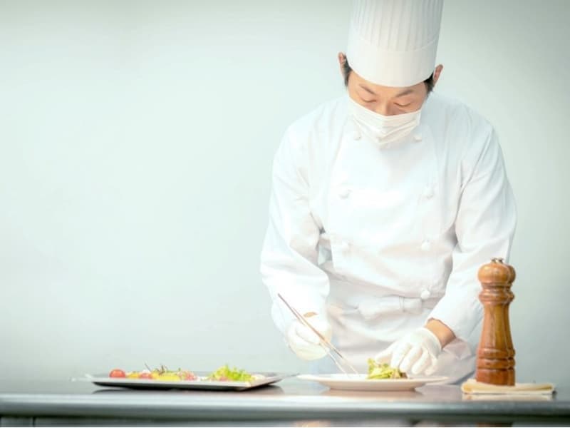 【感染防止対策⑤】
お料理･お飲物をご提供する際は、マスクと手袋を着用いたします。また、当面はコーススタイルで、極力生ものでのご提供はさけ火を通した食事を使用いたします。お酌、グラスやお猪口のまわし飲みを避けるためお飲み物はスタッフがサーブいたします。
