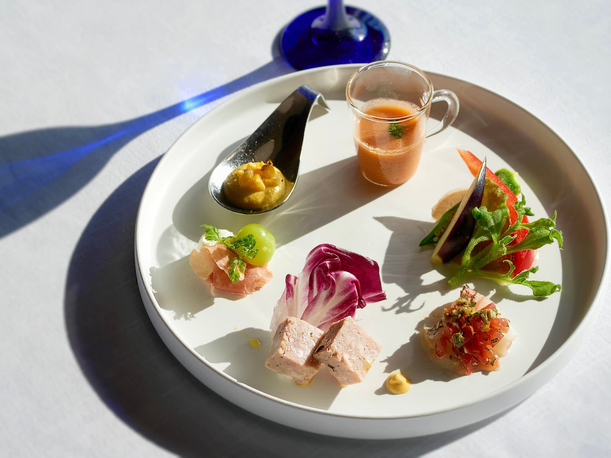 お食事はコース・ビュッフェ料理をメインに、お客様のご要望をお伺いしながらカスタマイズも可能。