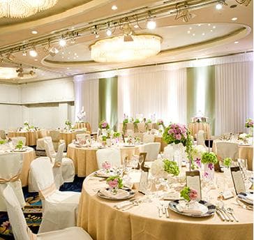 格調の高さを漂わせる大宴会場｢芙蓉の間｣は、ヨーロッパ貴族の華麗な大邸宅をイメージさせます。