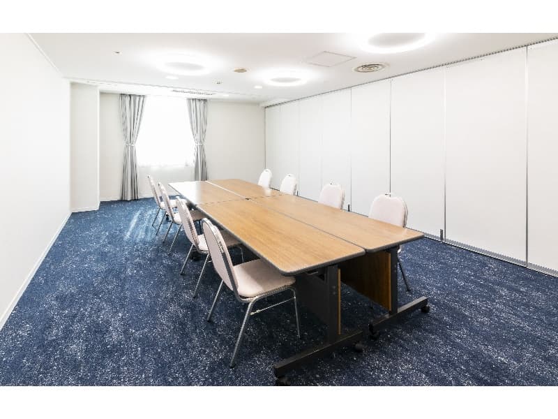 【万葉】
明るい自然光が差し込むコンパクト会場です。小規模なミーティングや個別打ち合わせ、控室としても最適な空間です。
