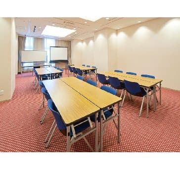 最大シアター型で５０名収容可能です。

お客様の用途に合わせてレイアウトさせていただきます。

「会議・研修・セミナー・展示会・パーティー等」様々なニーズに合わせてご利用いただけます。