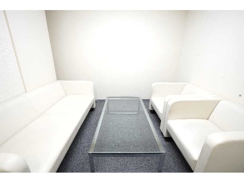 【講師控室】【4名会議室】
ソファ席でゆったりお使いいただけます。
ホワイトボード、全身鏡常設。