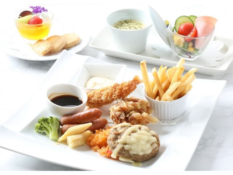 お子様プレート　2,000円
お祝いのお席にふさわしいお食事をご用意
この日の主役はお子様！ 2種類のお子様プレートをご用意しております。
※写真はイメージとなります。
※3,000円のお子様プレートの用意もございます。