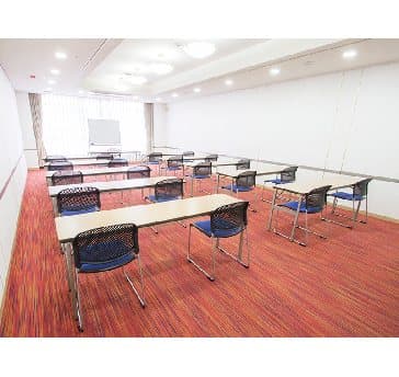 最大シアター型で８０名収容可能です。

お客様の用途に合わせてレイアウトさせていただきます。

「会議・研修・セミナー・展示会・パーティー等」、様々なニーズに合わせてご利用いただけます。