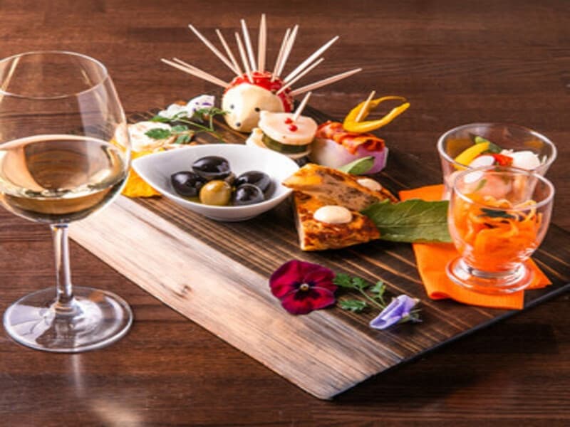 【新リオハコース・料理のみ】￥5,500（税込み）バレンシア米のパエリアやとろける脂が魅力的なイベリコ豚と魚介たっぷりのスープをどうぞ。（飲み放題メニューは別にご用意がございます）