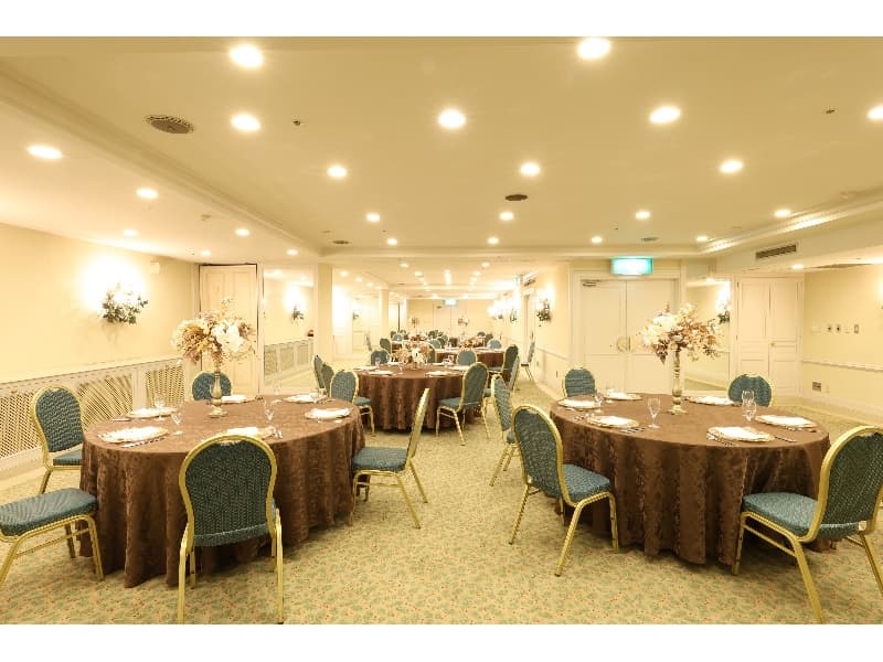 宴会場「キャロライン」
気高さと品位のある宴会場です。研修やセミナーをはじめ定期的な会合等にご活用ください。