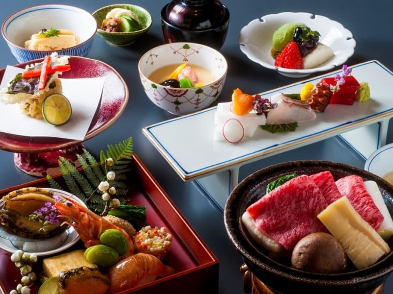 熟練の技が息づく四季折々の日本料理。
熟練の板前がひとつひとつ丁寧に手作りする本格会席料理。旬の素材を取り入れ、一皿に四季を映します。和とモダンが融合したプライベートな空間で、ごゆっくりと お愉しみください。