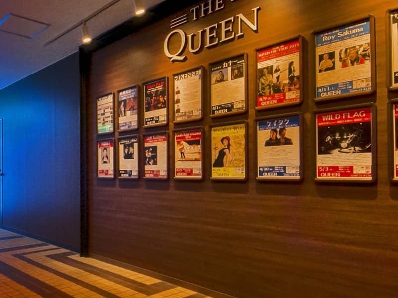 「THE QUEEN」
THE QUEENの施設はレンタルでのご利用も申し受けております。 当施設は防音仕様完備の上、各種機材を取り揃えておりますので、音楽ライブ、演劇などのご利用に最適です。 また各種パーティー、結婚式の２次会、展示会、演劇など使い方は様々です。 詳しくはお気軽にお問い合わせください。
（収容人数：立食150名、着席50名、シアター100名、スクール30名）