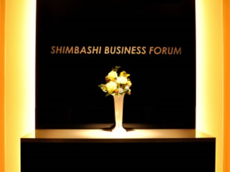 【受付カウンター】
細部までにこだわった美しい受付カウンターには、御社・貴団体のロゴマークを設置して“貴社専用”のセミナールームを演出します。