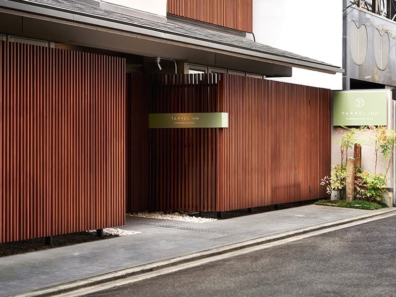 ■正面玄関
京都市営地下鉄「京都市役所前」徒歩約4分。京都のまちなかに近く、繁華街、鴨川、京都御苑へも徒歩圏内。アクティブに京都を楽しむためのカジュアルなホテル。