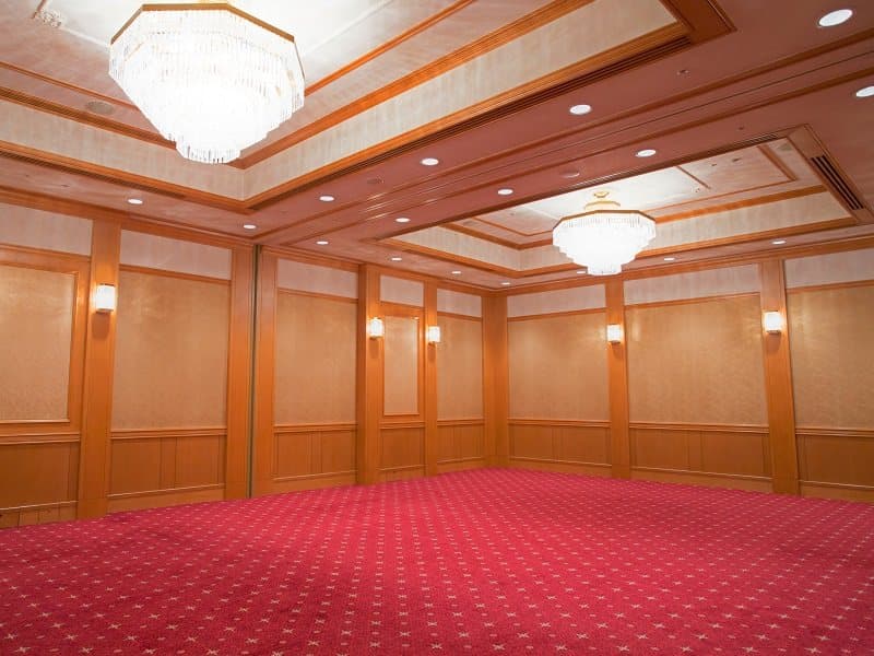 千鳥の間
・面積：93m²　　天井高：3.15m
・カクテルブフェ：40名、着席ブフェ：30名、正餐：40名、シアター：80名、スクール：40名