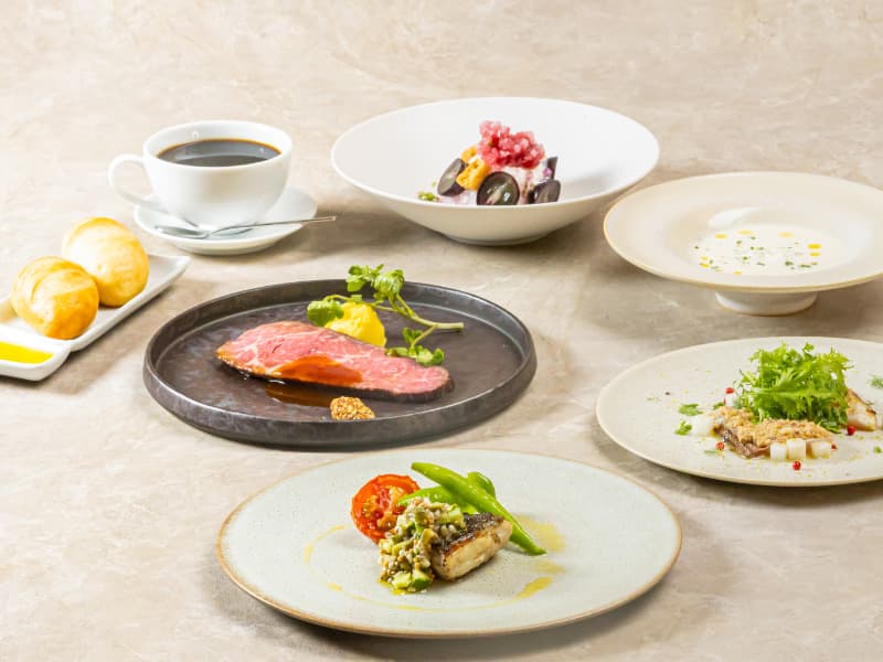 お料理は洋食コース・和食コース・ビュッフェなど、お集まりのご趣旨に応じて幅広くご提案させていただきます
